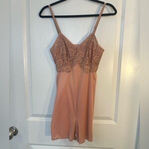 Vintage Kayser RARE 1960’s Nude/ Blush Lace Top Snap Slip One Piece Shorts Slip